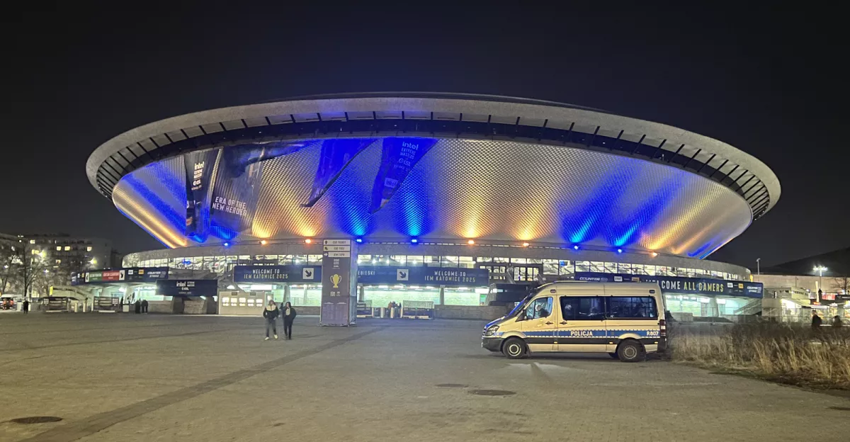 Večerní pohled na arénu Spodek v Katovicích